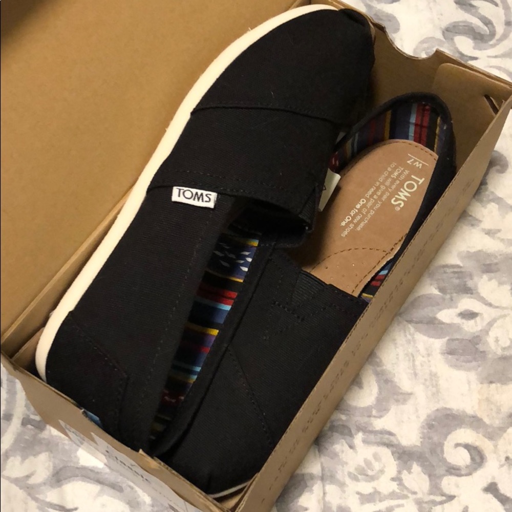 Women’s TOMS 💕
